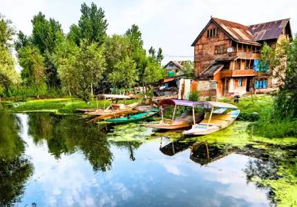 Book Affordable Taxi and Tempo Traveller in Srinagar